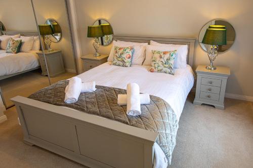 ein Schlafzimmer mit einem großen Bett mit Handtüchern darauf in der Unterkunft Hedgefield House - Serene Top Floor Flat in Inverness