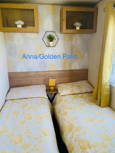 Postel nebo postele na pokoji v ubytování Golden Palm, 8 Berth Caravan
