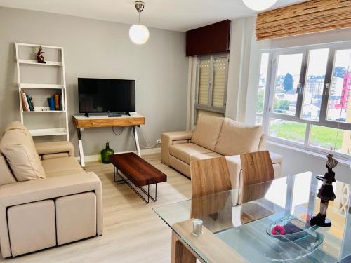 ein Wohnzimmer mit einem Sofa und einem Tisch in der Unterkunft Viveiro-Lugomar in Viveiro