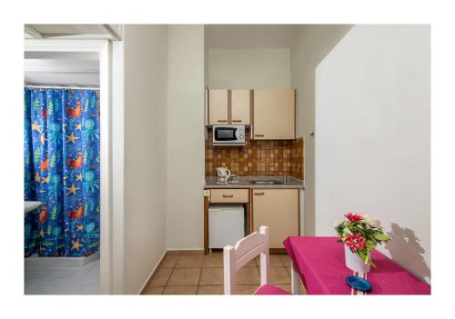 瑪利亞的住宿－Malia Semiramis by Estia，小厨房配有带紫色桌布的桌子