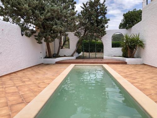 a swimming pool in the courtyard of a house at Alquería de Gítar in Félix