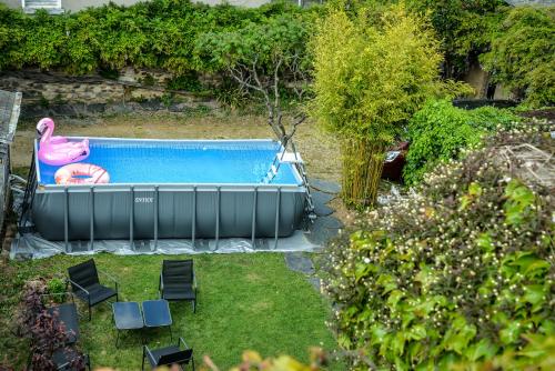 - une vue sur la piscine dans la cour dans l'établissement Villa Château Gontier, à Château-Gontier