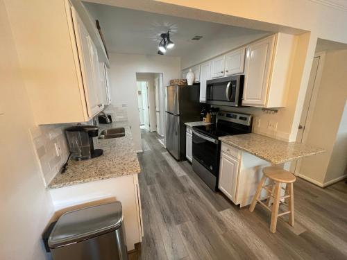 Η κουζίνα ή μικρή κουζίνα στο St Augustine Beach Condo 3/5 Min Walk Beach/Cafes