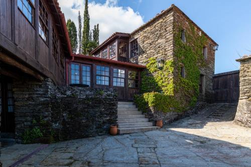 uma vista exterior de uma casa de pedra com escadas em Quinta de Mourães - Casa do Xisto em Lever