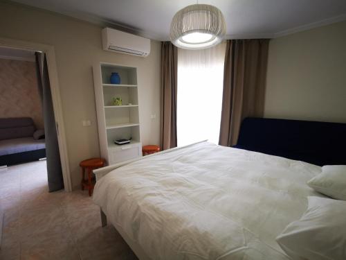 Un dormitorio con una gran cama blanca y una ventana en Costa Sol, 1 bedroom apartment. en Arona