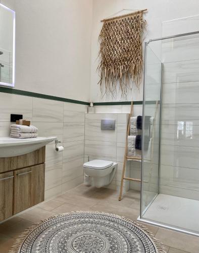 Ένα μπάνιο στο Ferienwohnung d.d. Chalet