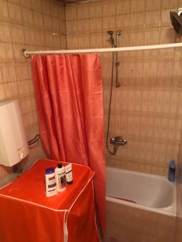 ストルガにあるTILIA Apartmetのバスルーム(シャワー、赤いシャワーカーテン付)