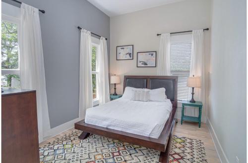 Un dormitorio con una cama y dos ventanas. en Incredible New 3BR2BA Near Downtown, en San Antonio