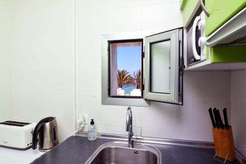 cocina con fregadero y ventana en Cabo de Gata, en Carboneras