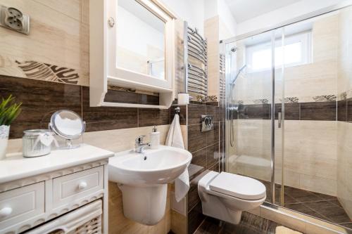 ヤスタルニャにあるWengeのバスルーム(洗面台、トイレ、シャワー付)