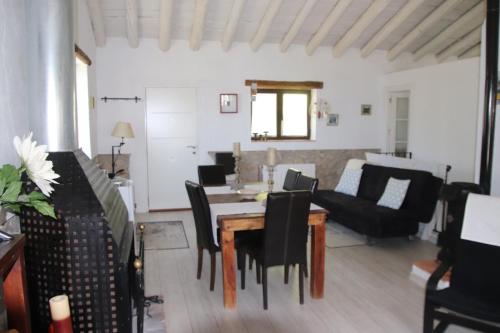 ein Esszimmer und ein Wohnzimmer mit einem Tisch und Stühlen in der Unterkunft Casa Tatisita Buhardilla in Segura de la Sierra