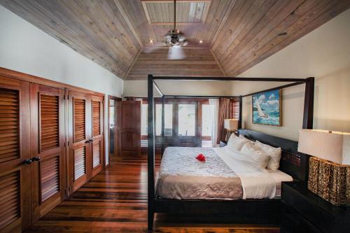Kama o mga kama sa kuwarto sa Dreamy One Bedroom Deluxe, Nonsuch Bay Residences, Antigua