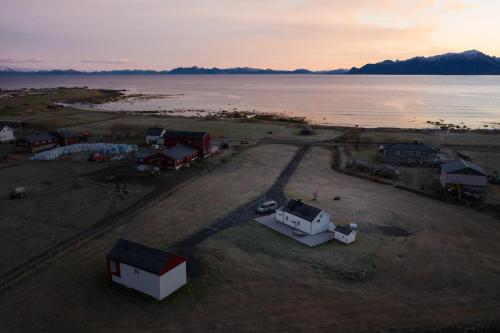 eine Luftansicht eines Campingplatzes neben dem Wasser in der Unterkunft Unique Barnhouse in Amazing Gimsøy in Lofoten in Saupstad