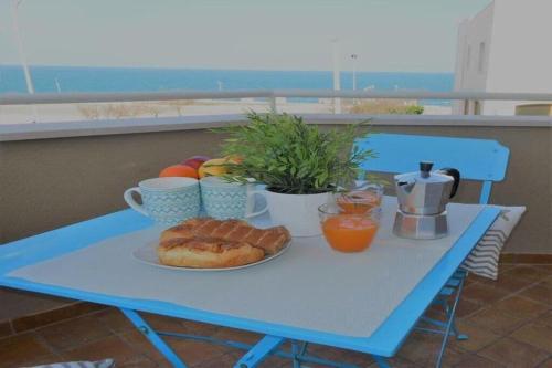 una mesa azul con un plato de comida. en CASA SARADO en Polignano a Mare