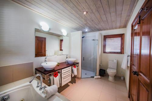 Bathroom sa Dreamy One Bedroom Deluxe, Nonsuch Bay Residences, Antigua