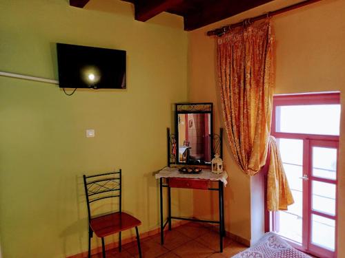 Habitación con mesa, espejo y ventana en Caza Latina, en La Canea