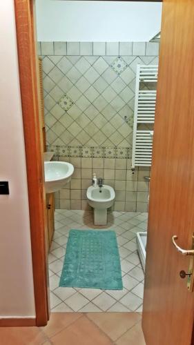a bathroom with a sink and a toilet at La casetta de la Rocca in Gualdo Tadino