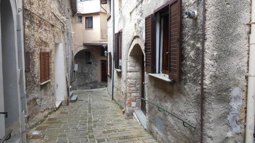 um beco numa cidade velha com edifícios em La casetta de la Rocca em Gualdo Tadino