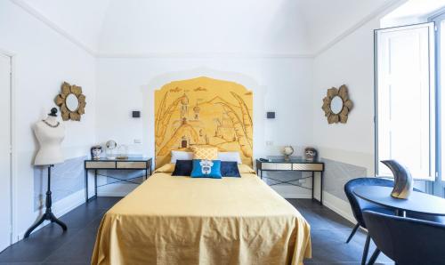ein Schlafzimmer mit einem großen Bett und zwei Tischen in der Unterkunft I Mori in Catania