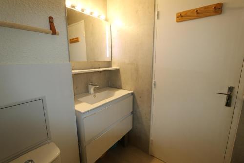 une salle de bain avec un lavabo et un miroir et des toilettes dans l'établissement Risoul superbe appartement pieds des pistes, à Risoul