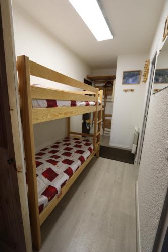- un couloir avec 2 lits superposés dans une chambre dans l'établissement Risoul superbe appartement pieds des pistes, à Risoul