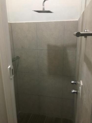 W łazience znajduje się prysznic ze szklanymi drzwiami. w obiekcie MB rio w mieście Jalpan