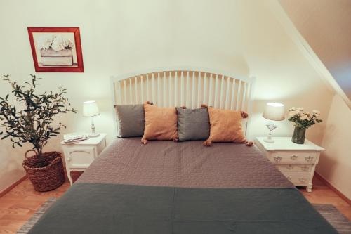 A bed or beds in a room at Babér Cottage Vendégház Tihany