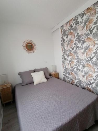 - une chambre avec un lit escamotable dans l'établissement La Coudalere - F2 avec WiFi - Vue sur Sunset - Piscine chauffée, au Barcarès