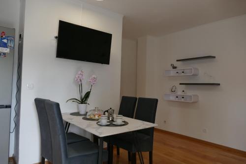 Televízia a/alebo spoločenská miestnosť v ubytovaní Seafront City Apartment Ana Trogir