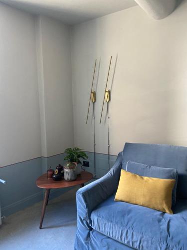 曼托瓦的住宿－Maison B，客厅配有蓝色的沙发和桌子