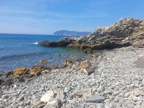 un littoral rocheux avec l'océan en arrière-plan dans l'établissement Stella del mare - casa incantevole con piscina e parcheggio privato, à Cervo