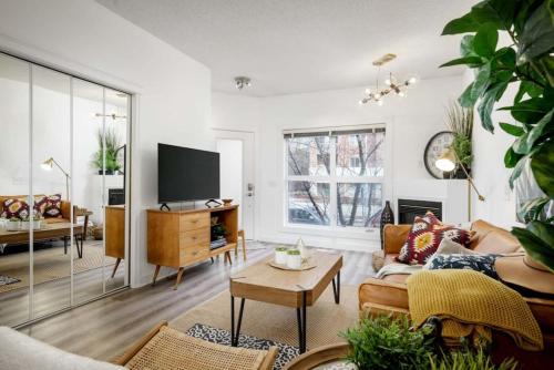 The Spruce, Western Boho DT 2 Bed and Makeup Room