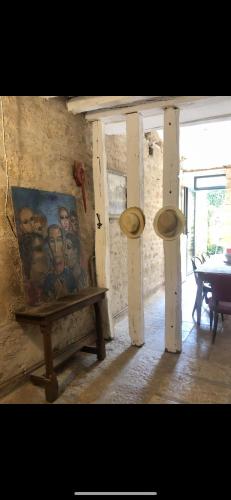 une peinture assise sur un banc dans une pièce dans l'établissement Le Clos de Melanie, à Flavigny-sur-Ozerain