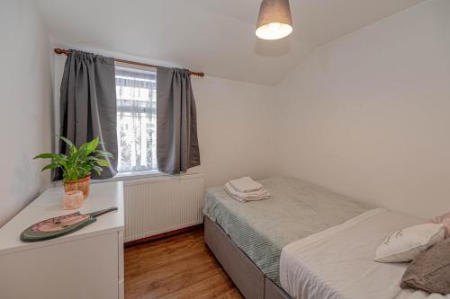 Galería fotográfica de Beautiful 4 bedrooms house, 7 walk to train station en Plumstead