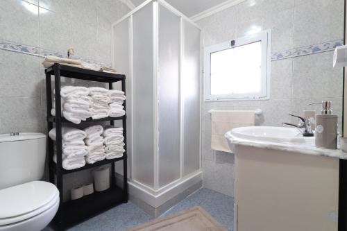 een witte badkamer met een toilet en een wastafel bij Casa Quinta das Férias in Ginetes