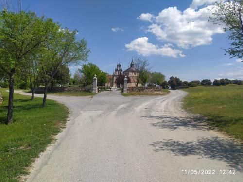 a dirt road with a house in the distance at Piso Navas in Navas de San Antonio