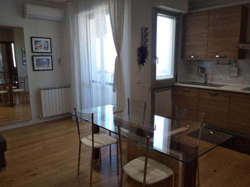 Η κουζίνα ή μικρή κουζίνα στο Belvedere Home vista mare e comfort