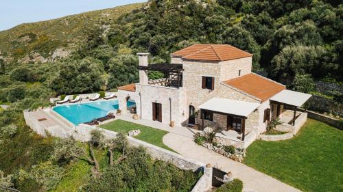 z góry widok na dom z basenem w obiekcie Your-Villa, Villas in Crete w Chanii