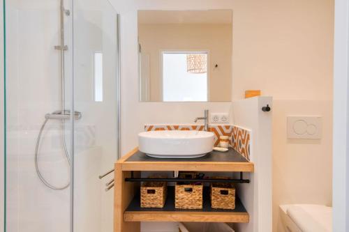ein Badezimmer mit Waschbecken und Dusche in der Unterkunft "NOLA" Charmante Villa contemporaine et spacieuse in La Flotte
