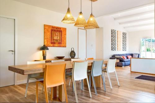 une salle à manger et un salon avec une table et des chaises dans l'établissement 