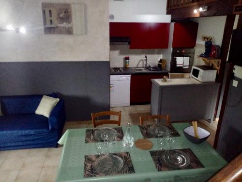 a living room with a table and a kitchen at Strada di a cuma in Vico