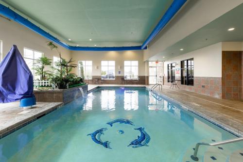 Bazén v ubytování Comfort Suites Troy-I75 nebo v jeho okolí
