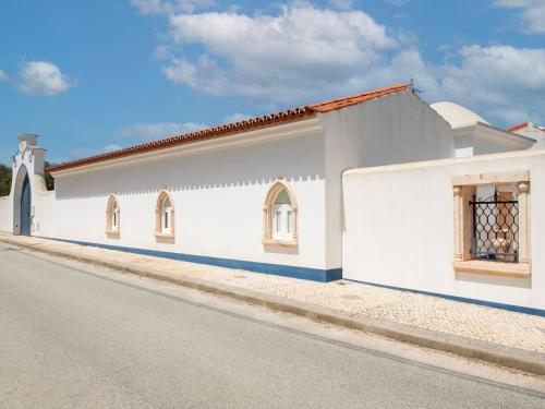 un edificio bianco sul lato di una strada di House with authentic tiling and antique furniture a Montemor-o-Novo