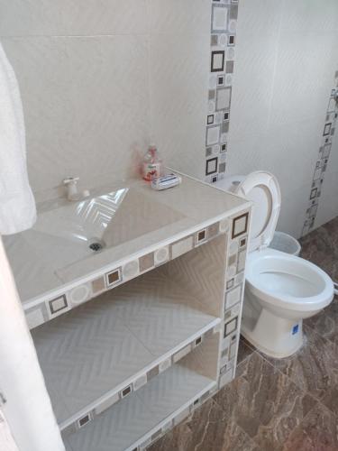 uma casa de banho com um lavatório e um WC em PARAISO REAL em Isla Grande