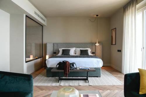 1 dormitorio con 1 cama grande y 1 mesa en Hotel Windsor, en Laigueglia