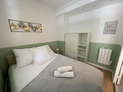 une chambre avec un lit avec deux serviettes dessus dans l'établissement La Parenthèse, Disneyland & Shopping, à Serris