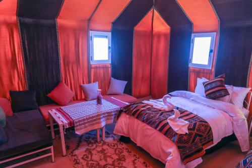 Un pat sau paturi într-o cameră la I Sahara Camp