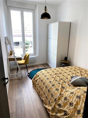 une chambre avec un lit, un bureau et une fenêtre dans l'établissement Ponsardin #55 spacieux appartement 3 ch 6 couchages, à Reims