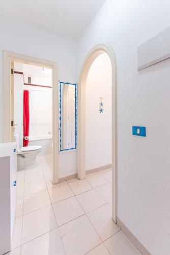 an archway in a bathroom with a toilet and a sink at Las Galletas House in Las Galletas