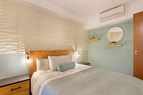 Кровать или кровати в номере Canal Quays 606